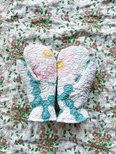 Load image into Gallery viewer, One-of-a-Kind: Grandmother&#39;s Flower Garden Quilt Mittens (M)
