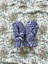 Load image into Gallery viewer, One-of-a-Kind: Woven Coverlet Mittens (S)
